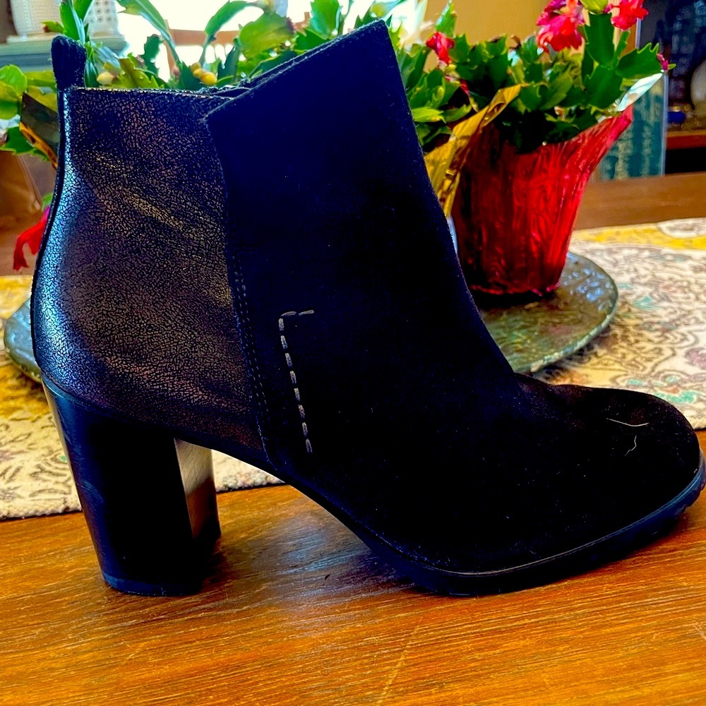 SALE! NEVER WORN.  Suede & Leather Paul Green